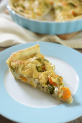 Broccoli-Möhren-Tarte, überbacken mit Hefeschmelz