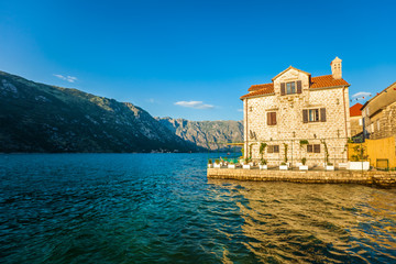 Obraz premium Old house in sunlights at sea