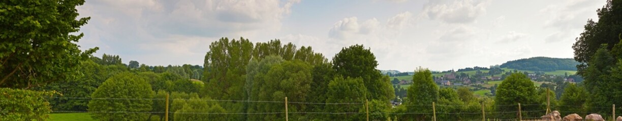 Fototapeta na wymiar Krajobraz Hill z łąki i drzewa i niebieskiego nieba. Panora