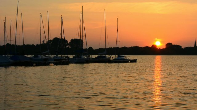 Hafen mit Segelbooten am Abend, bei Sonnenuntergang