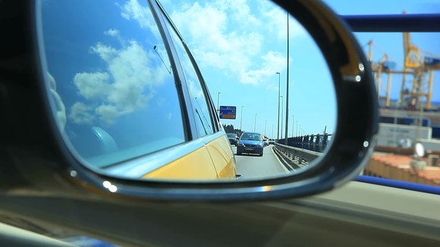 Съемка дороги в Барселоне через боковое зеркало автомобиля