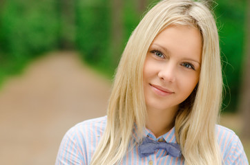 Fototapeta premium Девушка на природе