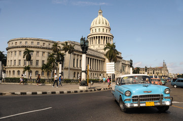 Fototapeta na wymiar stary samochód na ulicy w Hawanie