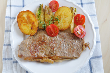 Gebratenes Rumpsteak mit Gemüse