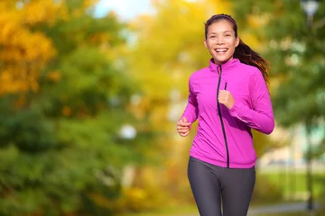 Cercles muraux Jogging Jogger femme - jeune femme jogging dans le parc