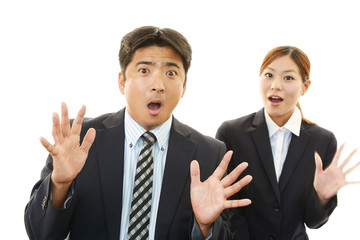 驚いた表情のビジネスマンとOL