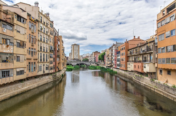 Fototapeta na wymiar Zobacz rzeki Girona Onyar. Hiszpania