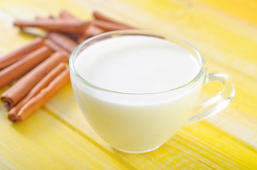 Obraz na płótnie Canvas milk with cinnamon