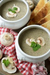 Zwei Schalen Champignonsuppe