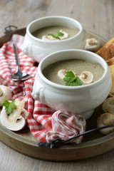 Tablett mit Champignoncremesuppe und Toast