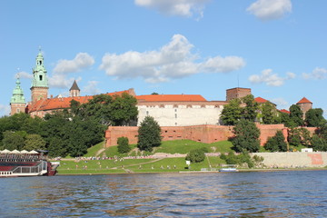 Wawel Schloss in Krakau mit Weichsel vom Fluss aus
