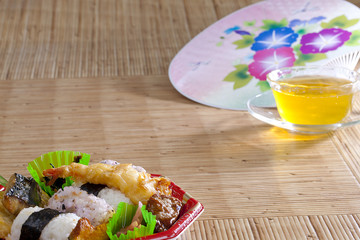 日本の八角お弁当と冷たい日本茶