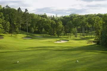 Abwaschbare Fototapete Golf Golfgrün mit Bunkern in der Nachmittagssonne