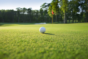 Nahaufnahme von Golfball auf Grün