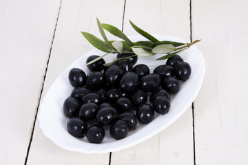 aceitunas negras en plato blanco