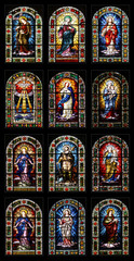 12 Kirchenfenster in der Kirche Nuestra Senora de la Concepcion