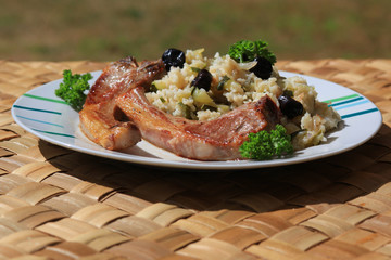 Assiette de côtes d'agneau et riz aux courgettes