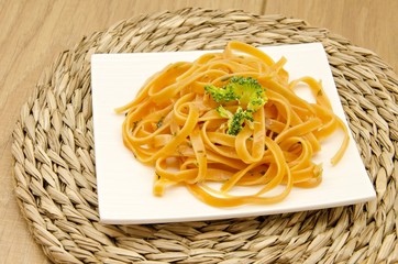 Nidos de pasta italiana con brocoli