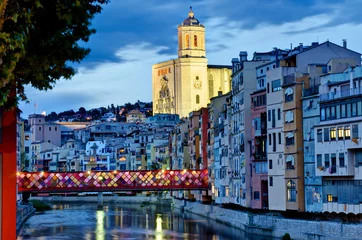 Photo sur Plexiglas Barcelona Gérone de nuit avec cathédrale et pont décoré