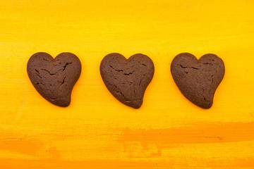 Tre biscotti al cacao a forma cuore