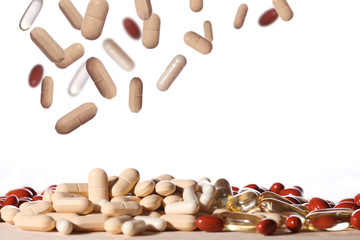 Tabletten und Pillen beim fallen