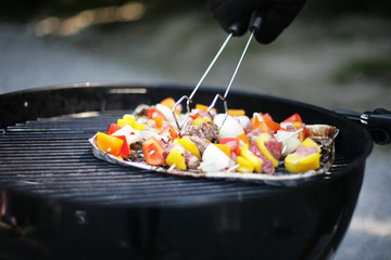 fleischspieße auf dem Grill