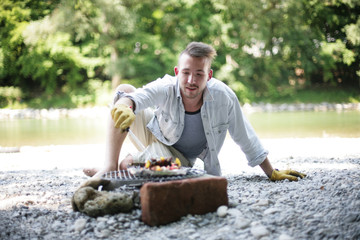 junger Mann beim Grillen