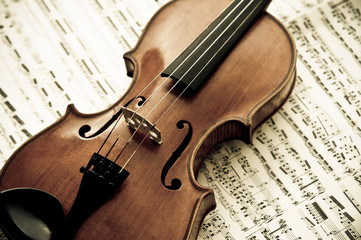 Violine mit Notenblatt