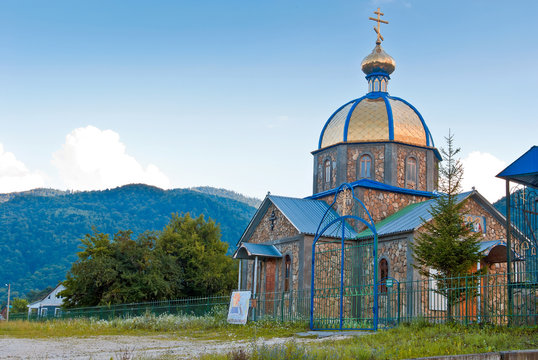 Красивый каменный храм в горной местности