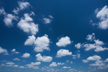 Naklejka na ściany i meble Chmury i błękitne niebo z wczesnym latem
