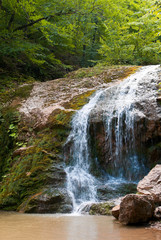 Obraz premium красивый водопад в летнем лесу