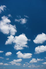 初夏の青空と雲