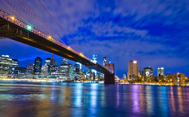 Fototapeta na wymiar Brooklyn Bridge w nocy w Nowym Jorku Manhattan, USA