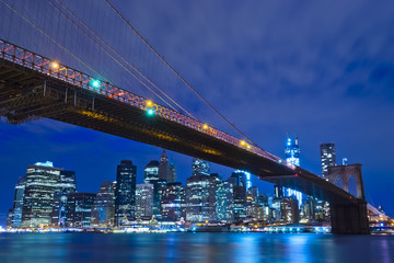 Naklejka na ściany i meble Brooklyn Bridge w nocy w Nowym Jorku Manhattan, USA