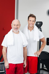 Obraz premium zwei männer im fitnessstudio