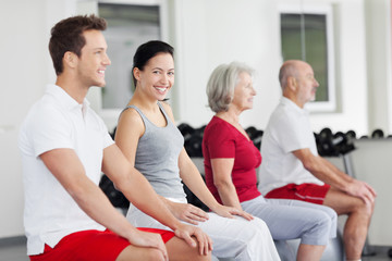 gruppe trainiert im fitnessstudio