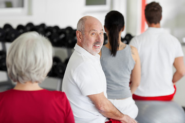 senior im fitnesskurs