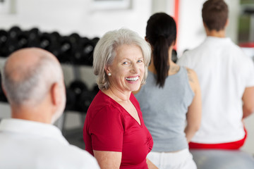 Obraz premium seniorin trainiert im fitnessstudio