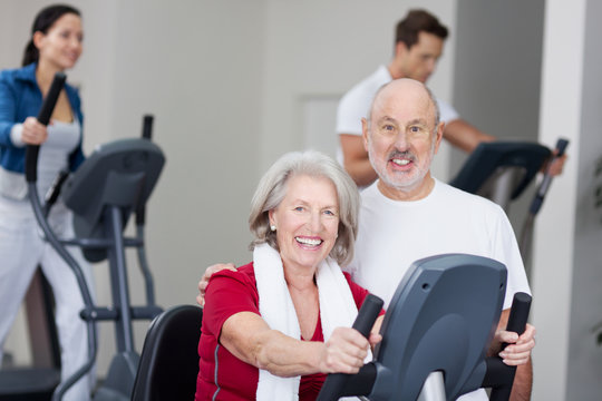 älteres ehepaar im fitnessstudio