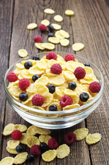 Cornflakes with berries in a glass bowl