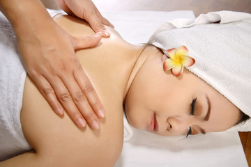 Obraz na płótnie Canvas Asian Woman Get Massage On The Spa