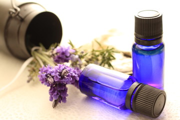 Obraz na płótnie Canvas Elegance lavender and aroma oil