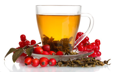 Panele Szklane Podświetlane  Zielona herbata z czerwoną kaliną i biodrami w szklanym kubku na białym tle