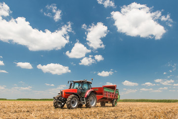 Obraz premium Rozrzutnik obornika działa