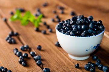 Fototapeta na wymiar bowl of blueberries on a wooden background