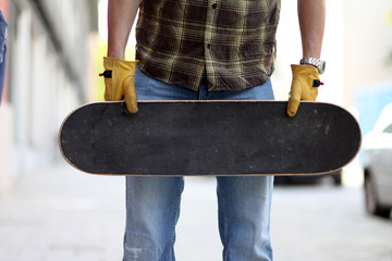 Skateboard wird getragen