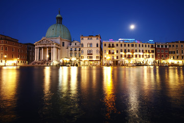 Fototapeta na wymiar San Simeone Piccolo 02, Venedig bei Nacht