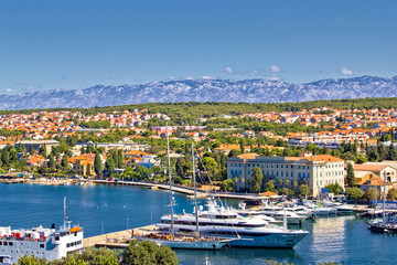 Fototapeta na wymiar Miasto z portu Zadar i Velebit