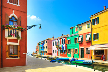 Fototapeta na wymiar Venice góry Burano wyspa kanał, domy i łodzie, Włochy
