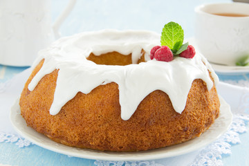 Kugelhopf with raspberries and icing.